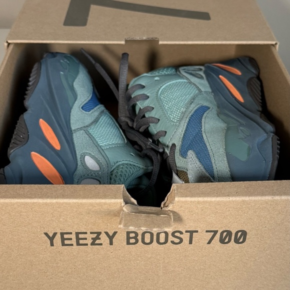 Yeezy Boost 700 Originals - Picture 6 of 9